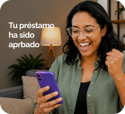 Persona celebrando la aprobación de su préstamo